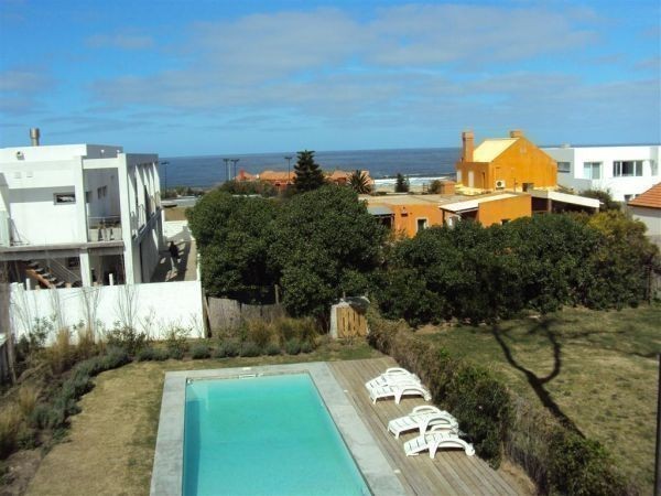 Moderna casa en alquiler con vista al mar y pileta sobre Montoya, La Barra.