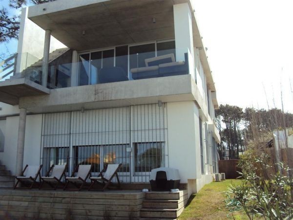 Moderna casa en alquiler con vista al mar y pileta sobre Montoya, La Barra.