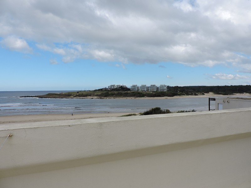 Encantador duplex en alquiler a pasitos del mar sobre La Barra.