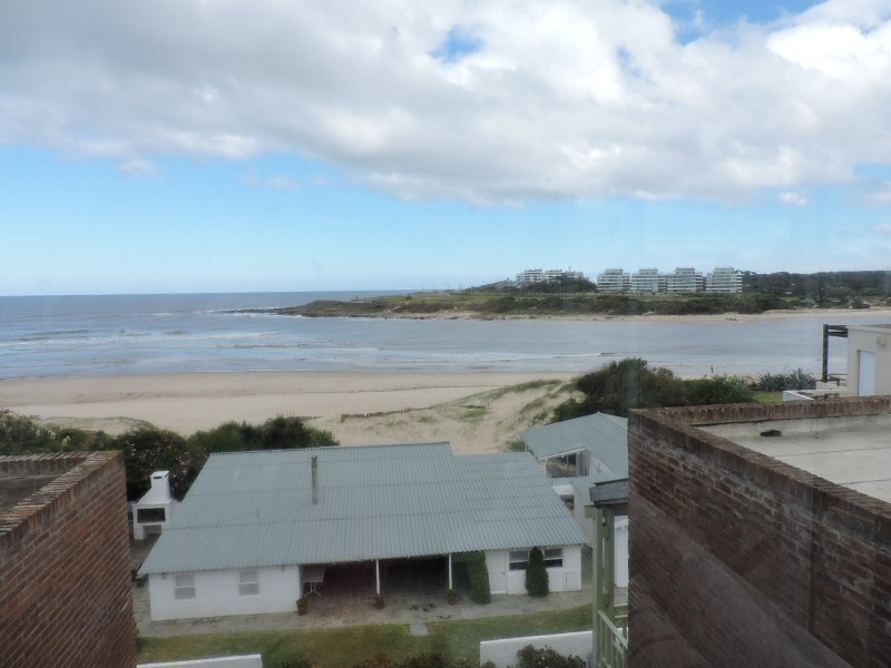 Encantador duplex en alquiler a pasitos del mar sobre La Barra.