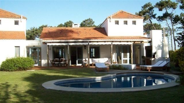 Importante casa con piscina en lo mejor de Montoya.