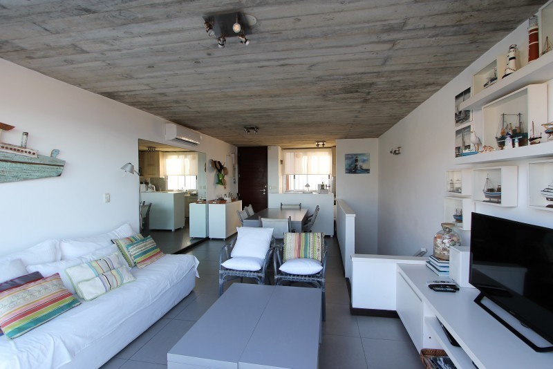 Moderno departamento en alquiler y venta en Montoya, La Barra a pasitos del mar.