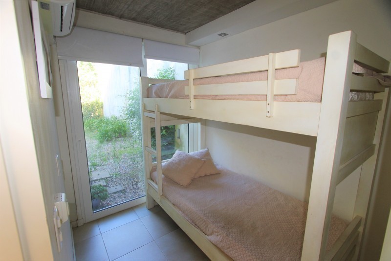 Departamento Triplex en alquiler a pasitos de la playita de la desembocadura La Barra.