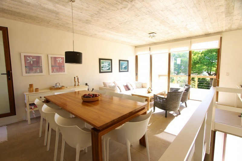 Departamento Triplex en alquiler a pasitos de la playita de la desembocadura La Barra.