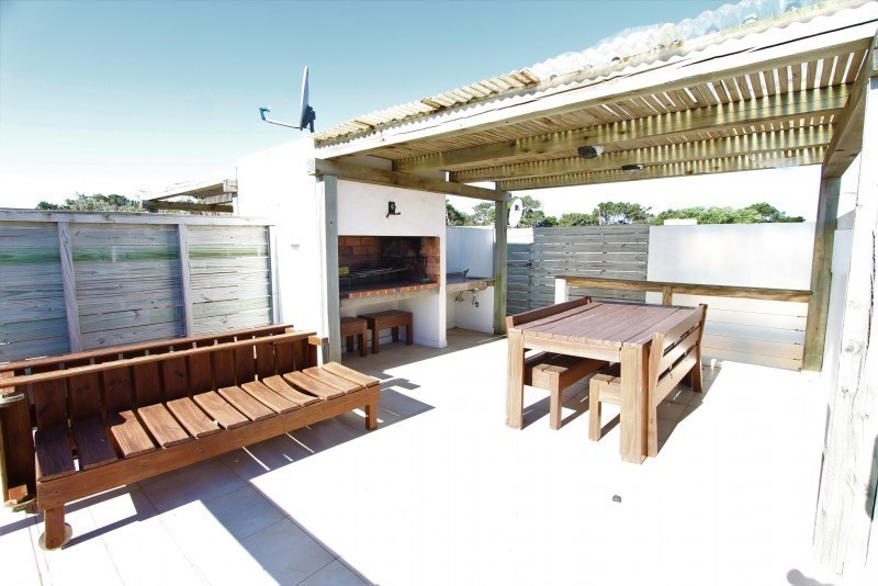 Departamento Triplex en alquiler a pasitos de la playita de la desembocadura La Barra.