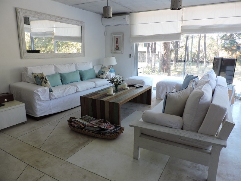 Casa en alquiler y venta sobre Montoya, La Barra. Líneas rectas, pileta y excelente entorno.