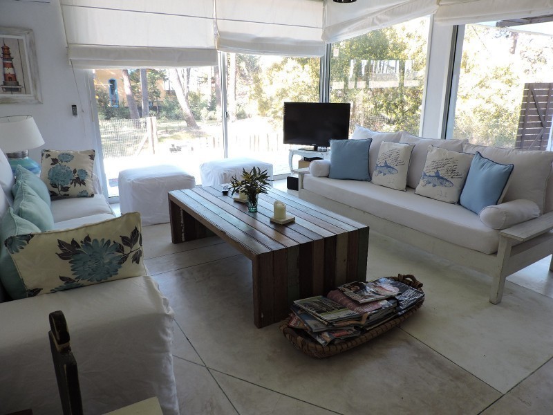 Casa en alquiler y venta sobre Montoya, La Barra. Líneas rectas, pileta y excelente entorno.