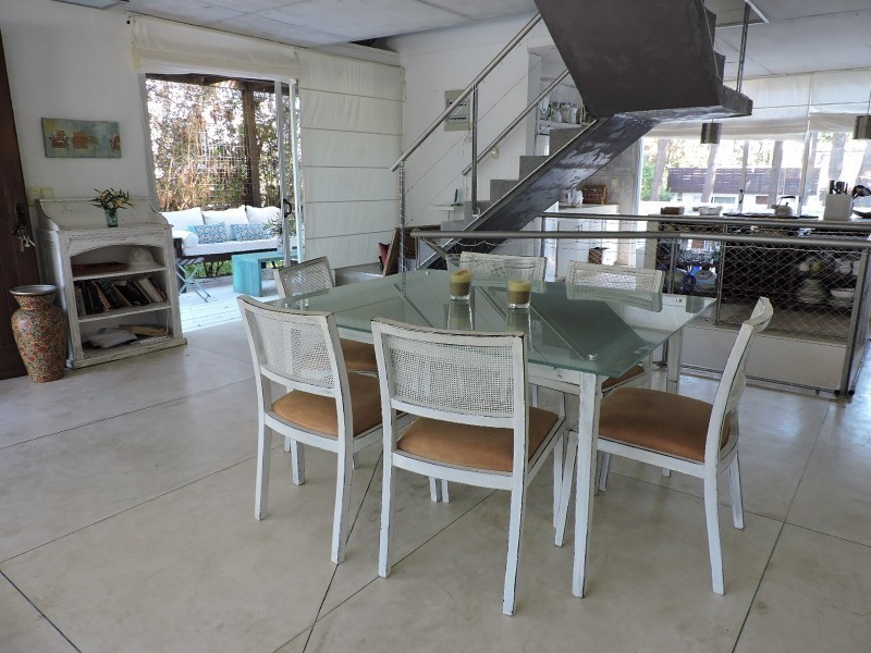 Casa en alquiler y venta sobre Montoya, La Barra. Líneas rectas, pileta y excelente entorno.