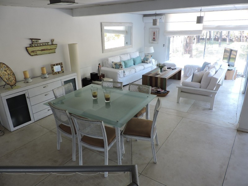 Casa en alquiler y venta sobre Montoya, La Barra. Líneas rectas, pileta y excelente entorno.