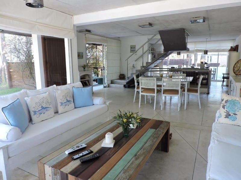 Casa en alquiler y venta sobre Montoya, La Barra. Líneas rectas, pileta y excelente entorno.