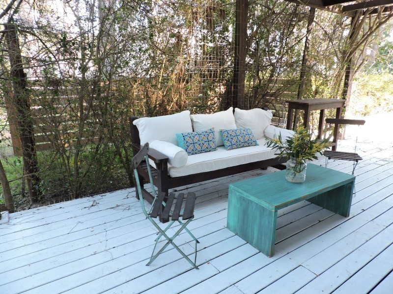 Casa en alquiler y venta sobre Montoya, La Barra. Líneas rectas, pileta y excelente entorno.