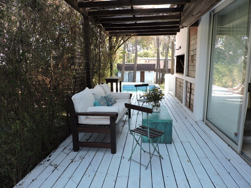 Casa en alquiler y venta sobre Montoya, La Barra. Líneas rectas, pileta y excelente entorno.