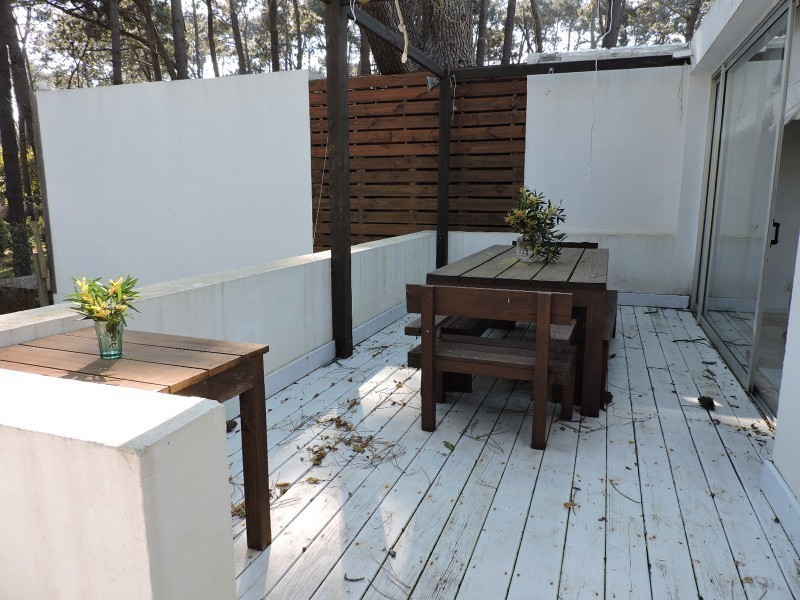 Casa en alquiler y venta sobre Montoya, La Barra. Líneas rectas, pileta y excelente entorno.