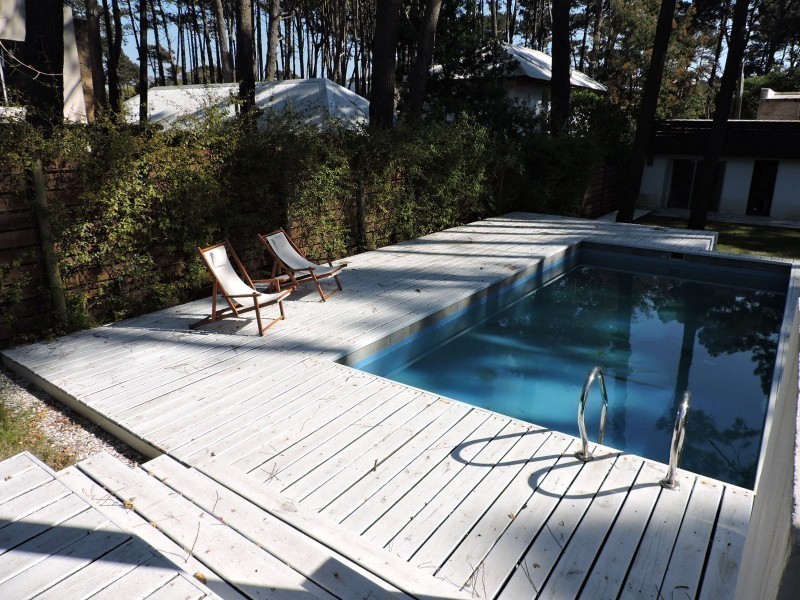 Casa en alquiler y venta sobre Montoya, La Barra. Líneas rectas, pileta y excelente entorno.