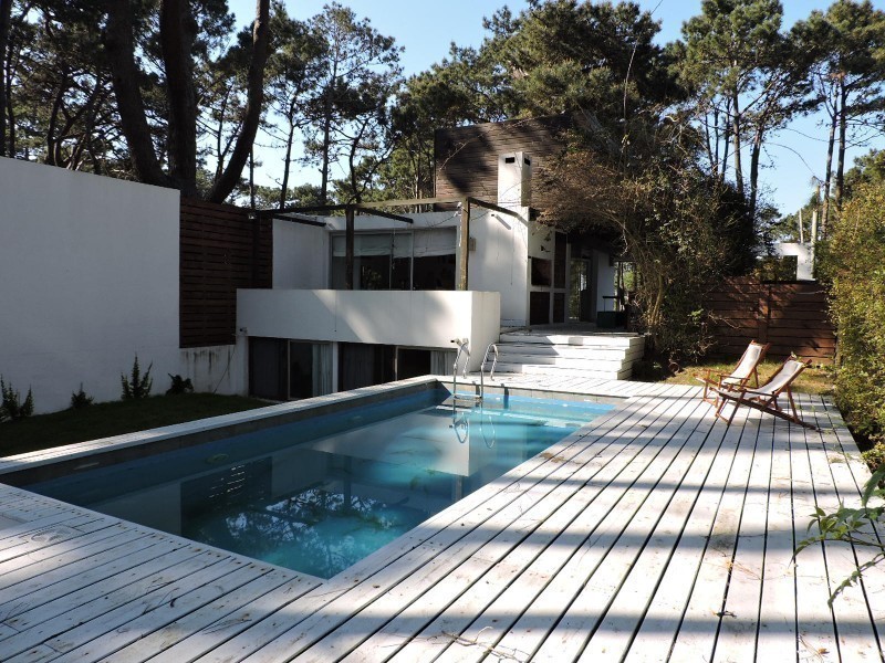 Casa en alquiler y venta sobre Montoya, La Barra. Líneas rectas, pileta y excelente entorno.