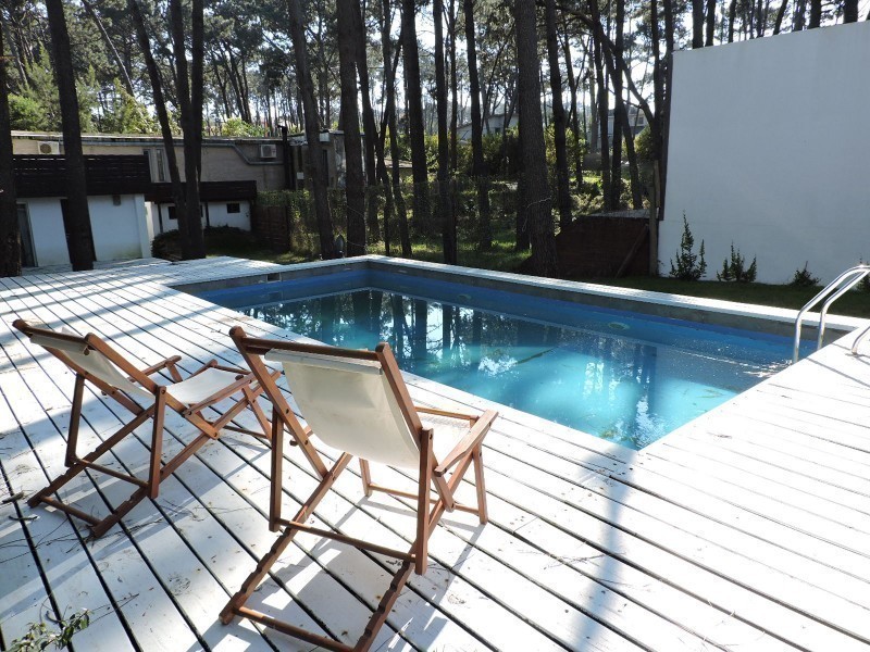 Casa en alquiler y venta sobre Montoya, La Barra. Líneas rectas, pileta y excelente entorno.