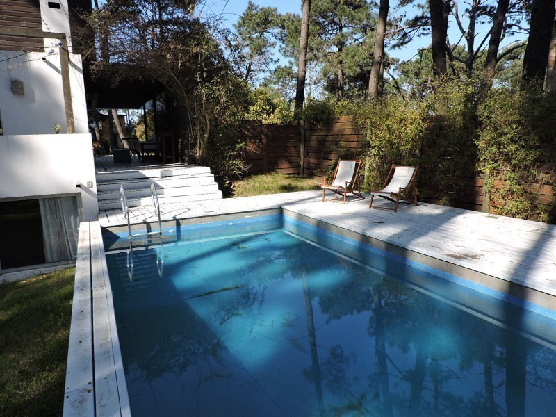 Casa en alquiler y venta sobre Montoya, La Barra. Líneas rectas, pileta y excelente entorno.