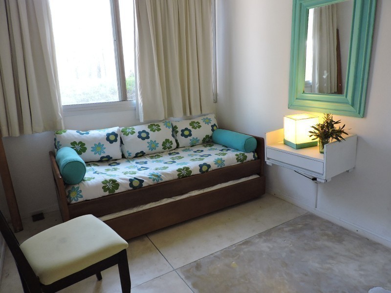 Casa en alquiler y venta sobre Montoya, La Barra. Líneas rectas, pileta y excelente entorno.