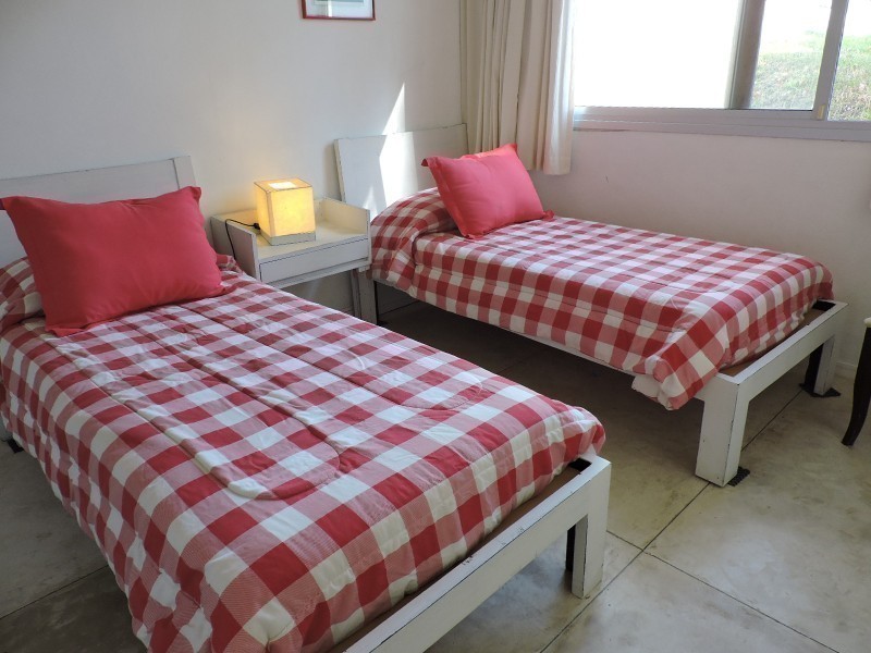 Casa en alquiler y venta sobre Montoya, La Barra. Líneas rectas, pileta y excelente entorno.