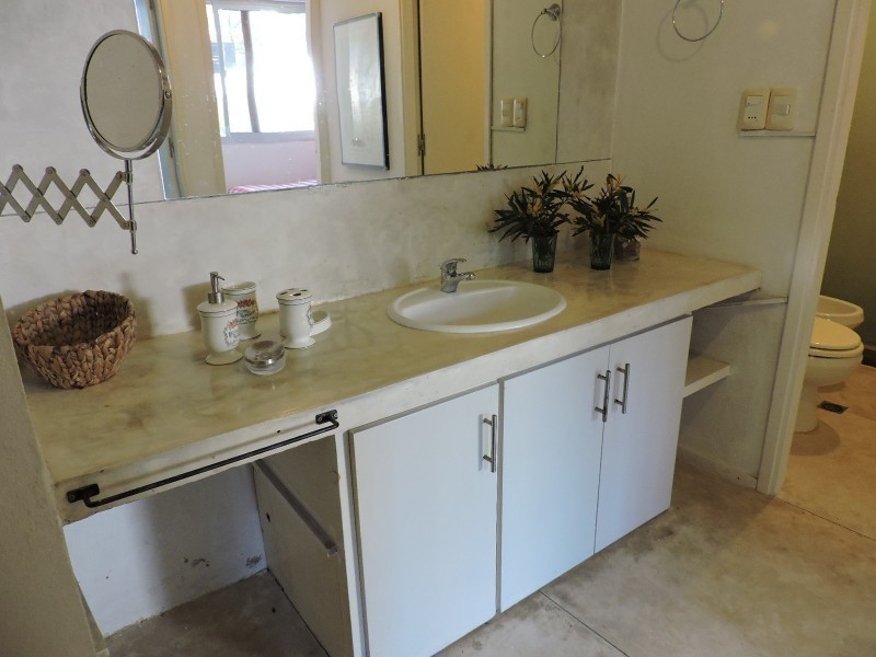 Casa en alquiler y venta sobre Montoya, La Barra. Líneas rectas, pileta y excelente entorno.