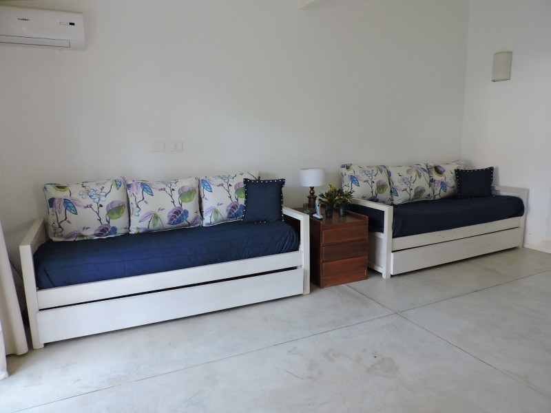 Casa en alquiler y venta sobre Montoya, La Barra. Líneas rectas, pileta y excelente entorno.