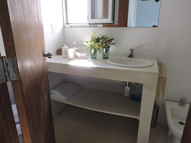 Casa en alquiler y venta sobre Montoya, La Barra. Líneas rectas, pileta y excelente entorno.