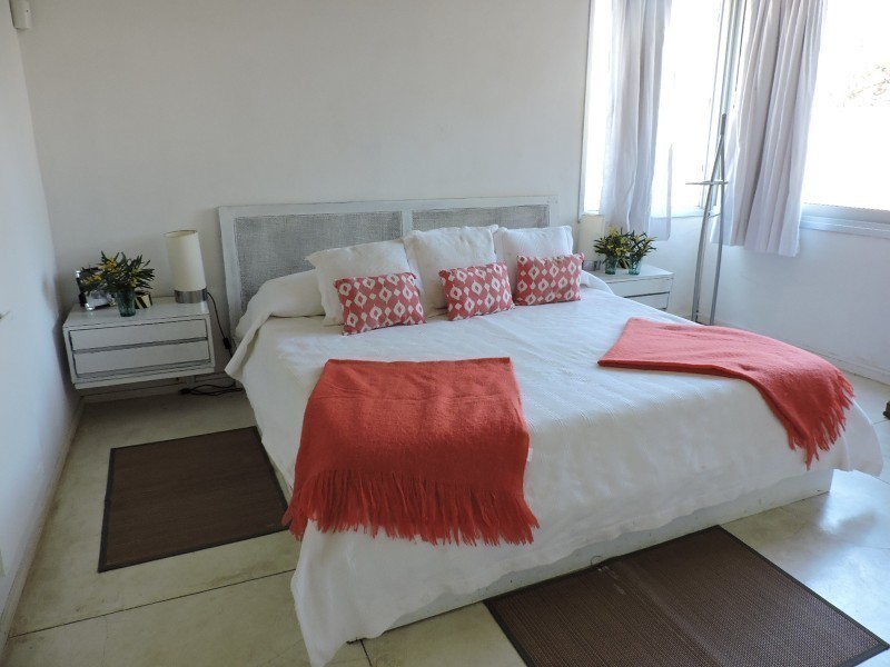 Casa en alquiler y venta sobre Montoya, La Barra. Líneas rectas, pileta y excelente entorno.