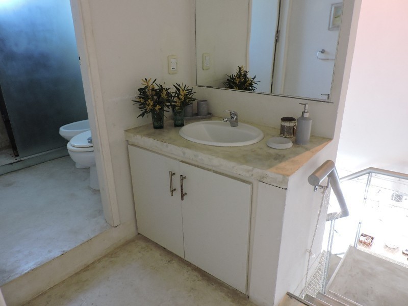 Casa en alquiler y venta sobre Montoya, La Barra. Líneas rectas, pileta y excelente entorno.