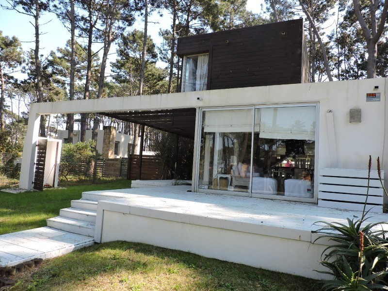 Casa en alquiler y venta sobre Montoya, La Barra. Líneas rectas, pileta y excelente entorno.