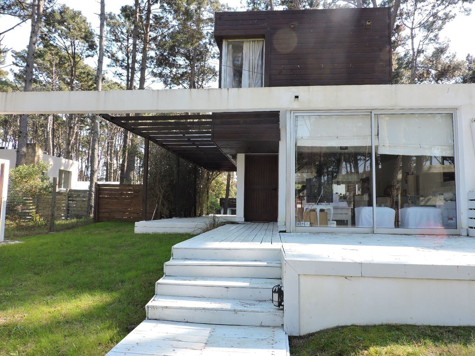 Casa en alquiler y venta sobre Montoya, La Barra. Líneas rectas, pileta y excelente entorno.