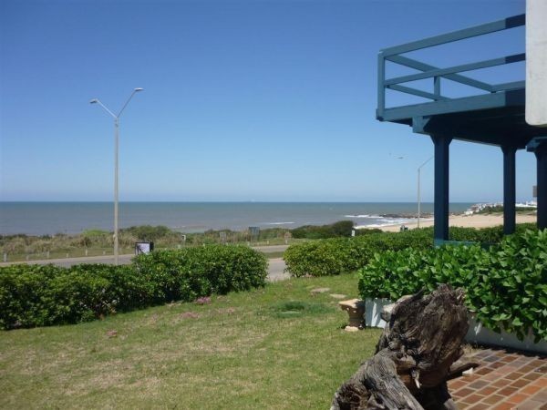 Clásico departamento en alquiler frente al mar sobre Montoya, La Barra.