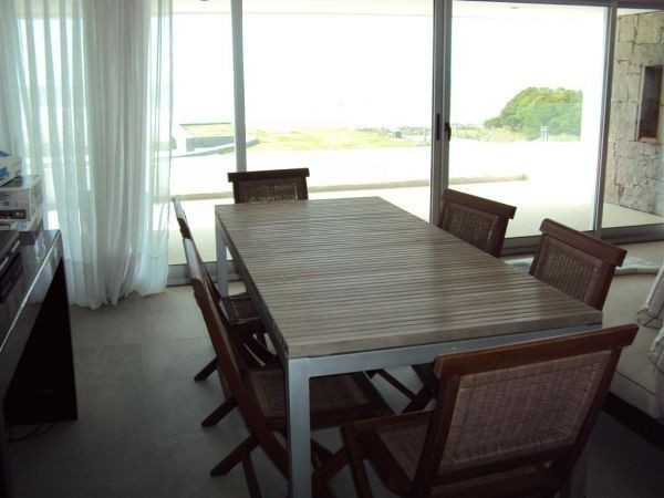 Amplio departamento en alquiler y venta con vista directa al mar en Montoya, La Barra.
