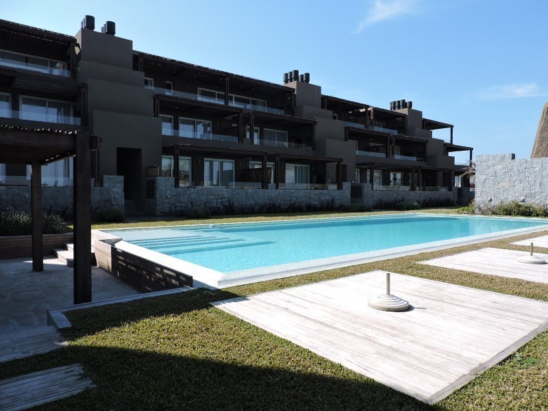 Departamento en venta y alquiler en Manantiales con piscina y vistas al mar 