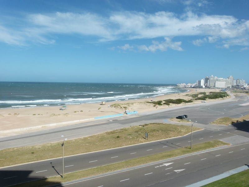 Amplio departamento frente al mar en Playa Brava 
