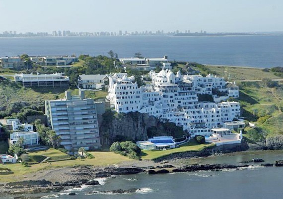 Exclusiva planta baja frente al mar con excelente vista