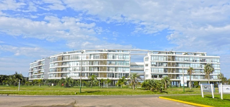 Impactante departamento en alquiler y venta con una vista única sobre La Barra.
