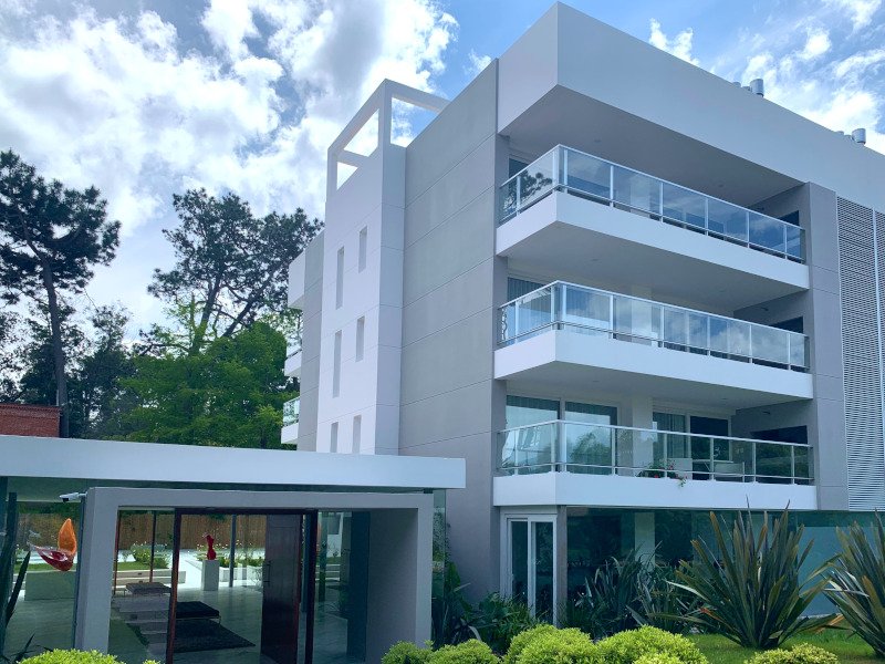 Excelente apto moderno en Playa Brava zona Rincon del Indio